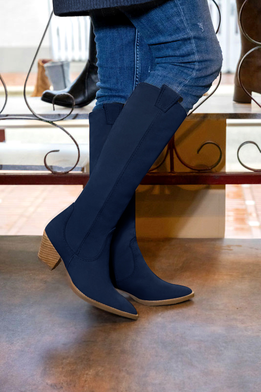 Botte femme : Santiags femme sur mesures couleur bleu marine. Bout effilé. Talon mi-haut conique. Vue porté - Florence KOOIJMAN