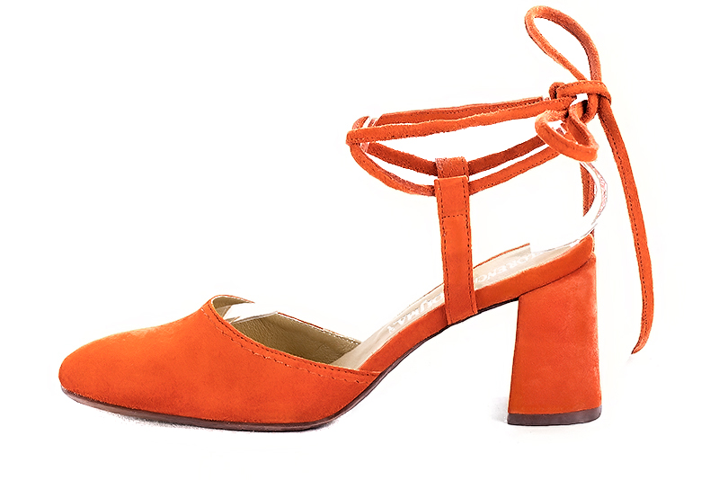 Chaussure femme à brides : Chaussure arrière ouvert avec des brides croisées couleur orange clémentine. Bout rond. Talon haut évasé. Vue de profil - Florence KOOIJMAN