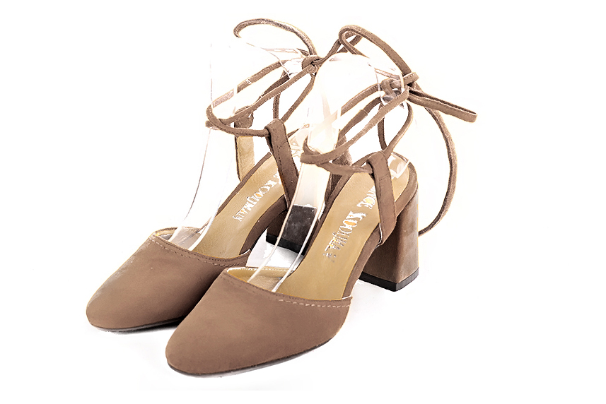Chaussures brides croisées femme ouvertes à l'arrière beige biscuit. Bout rond. Talon évasé de 7.5 cm - Vue avant