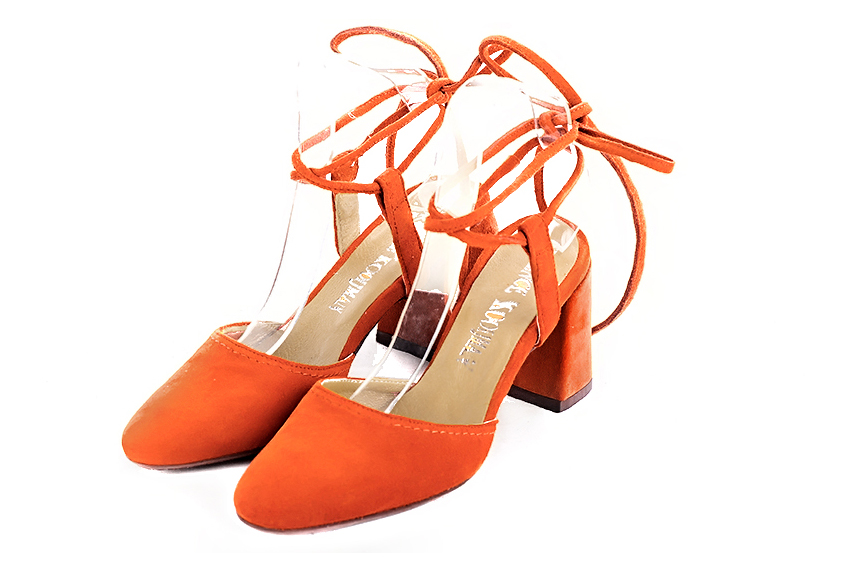 Chaussures brides croisées femme ouvertes à l'arrière orange clémentine. Bout rond. Talon évasé de 7.5 cm - Vue avant