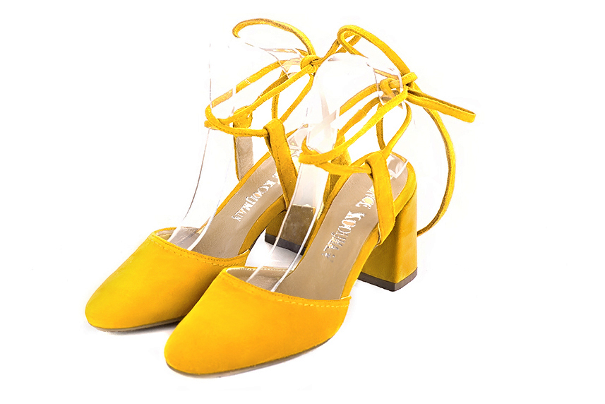 Chaussures brides croisées femme ouvertes à l'arrière jaune. Bout rond. Talon évasé de 7.5 cm - Vue avant