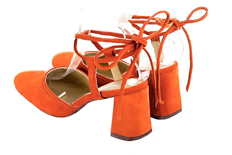 Chaussure femme à brides : Chaussure arrière ouvert avec des brides croisées couleur orange clémentine. Bout rond. Talon haut évasé. Vue arrière - Florence KOOIJMAN
