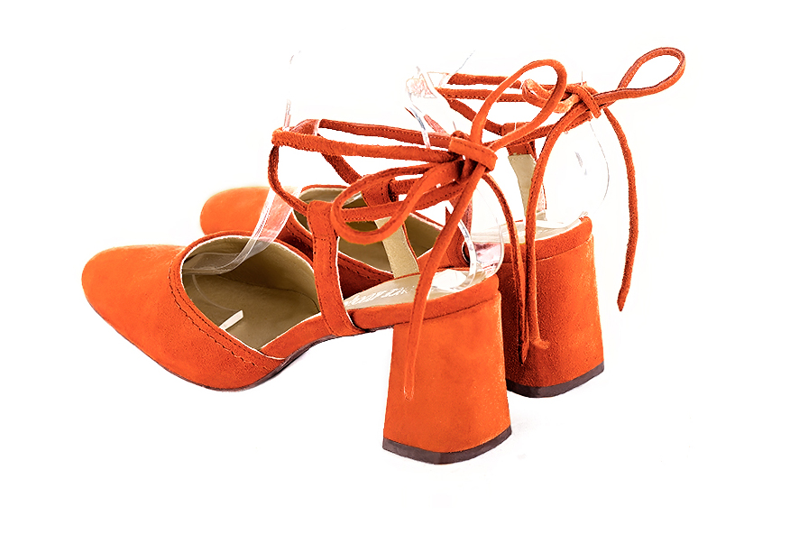 Chaussures brides croisées femme ouvertes à l'arrière orange clémentine. Bout rond. Talon évasé de 7.5 cm - Vue arrière
