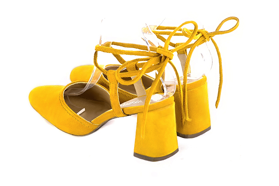 Chaussures brides croisées femme ouvertes à l'arrière jaune. Bout rond. Talon évasé de 7.5 cm - Vue arrière