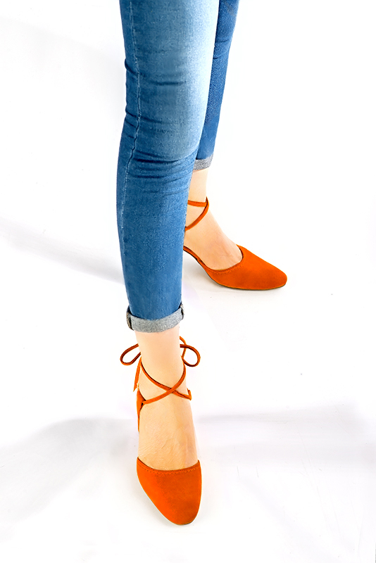 Chaussure femme à brides : Chaussure arrière ouvert avec des brides croisées couleur orange clémentine. Bout rond. Talon haut évasé. Vue porté - Florence KOOIJMAN