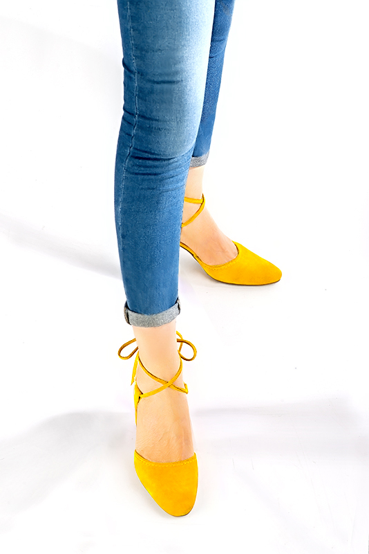 Chaussure femme à brides : Chaussure arrière ouvert avec des brides croisées couleur jaune soleil. Bout rond. Talon haut évasé. Vue porté - Florence KOOIJMAN