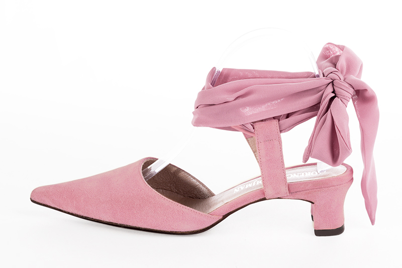 Chaussure femme à brides : Chaussure arrière ouvert avec un foulard autour de la cheville couleur rose camélia. Bout pointu. Petit talon trotteur. Vue de profil - Florence KOOIJMAN
