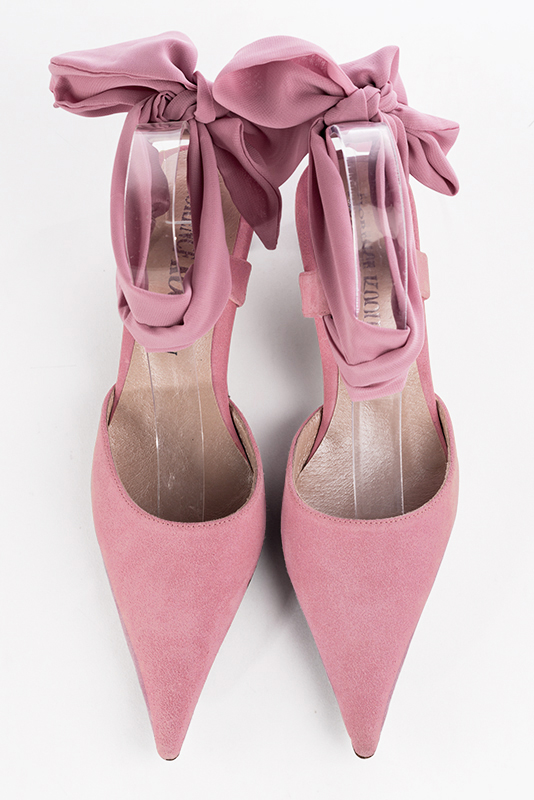Chaussure femme à brides : Chaussure arrière ouvert avec un foulard autour de la cheville couleur rose camélia. Bout pointu. Petit talon trotteur. Vue du dessus - Florence KOOIJMAN