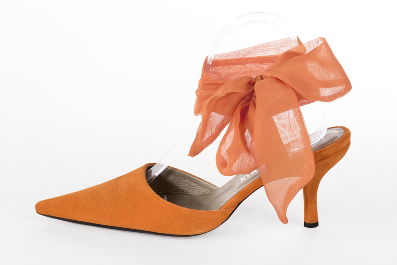 Chaussure femme à brides : Chaussure arrière ouvert avec un foulard autour de la cheville couleur orange abricot. Bout pointu. Talon haut fin. Vue de profil - Florence KOOIJMAN