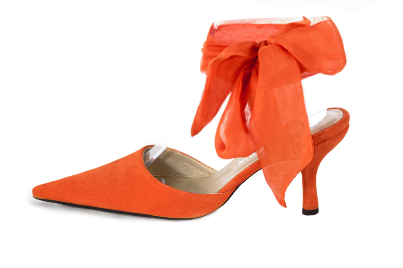 Chaussure femme à brides : Chaussure arrière ouvert avec un foulard autour de la cheville couleur orange clémentine. Bout pointu. Talon haut fin. Vue de profil - Florence KOOIJMAN