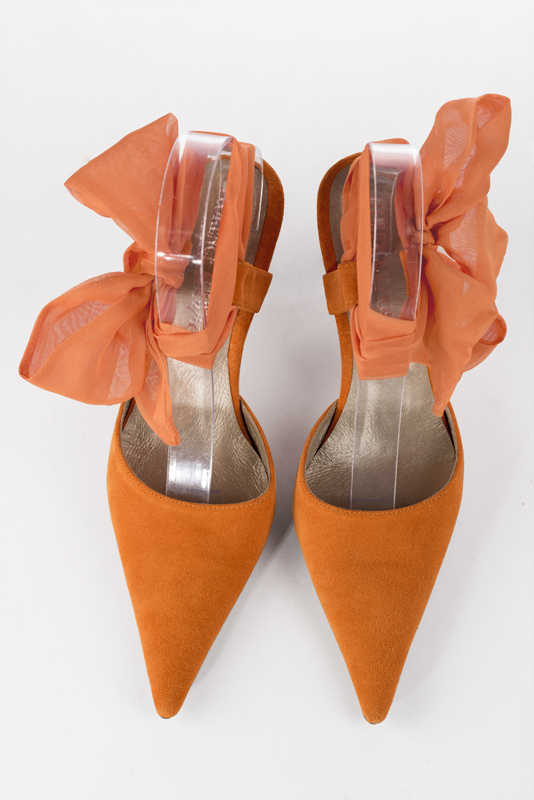 Chaussure femme à brides : Chaussure arrière ouvert avec un foulard autour de la cheville couleur orange abricot. Bout pointu. Talon haut fin. Vue du dessus - Florence KOOIJMAN