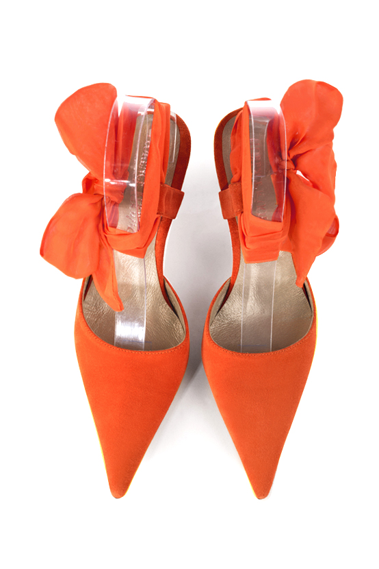 Chaussure femme à brides : Chaussure arrière ouvert avec un foulard autour de la cheville couleur orange clémentine. Bout pointu. Talon haut fin. Vue du dessus - Florence KOOIJMAN