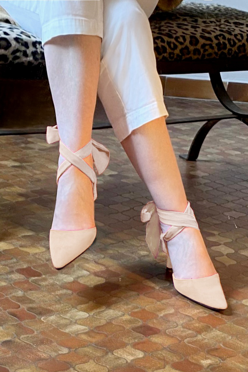 Chaussures habillées, élégantes et raffinées, ouvertes à l'arrière avec un foulard autour de la cheville, coloris rose poudré. Bout effilé. Mi-haut. Talon évasé. Cérémonie, soirée, cocktail, évènementiel. Personnalisation : Choix des cuirs, 
                des couleurs et des talons. Petites et grandes pointures. - Florence KOOIJMAN