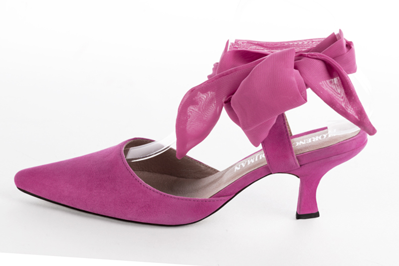 Chaussure femme à brides : Chaussure arrière ouvert avec un foulard autour de la cheville couleur rose fuchsia. Bout effilé. Talon mi-haut bobine. Vue de profil - Florence KOOIJMAN
