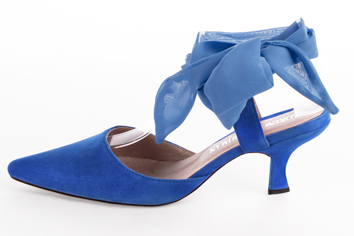 Chaussure femme à brides : Chaussure arrière ouvert avec un foulard autour de la cheville couleur bleu électrique. Bout effilé. Talon mi-haut bobine. Vue de profil - Florence KOOIJMAN