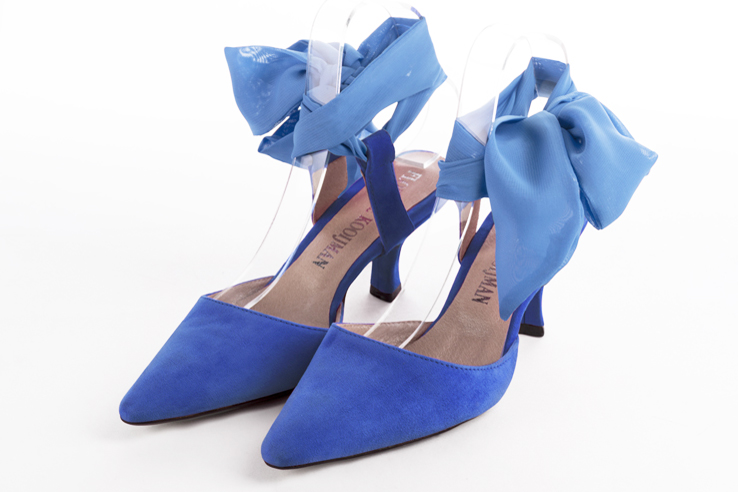 Chaussure femme à brides : Chaussure arrière ouvert avec un foulard autour de la cheville couleur bleu électrique. Bout effilé. Talon mi-haut bobine Vue avant - Florence KOOIJMAN
