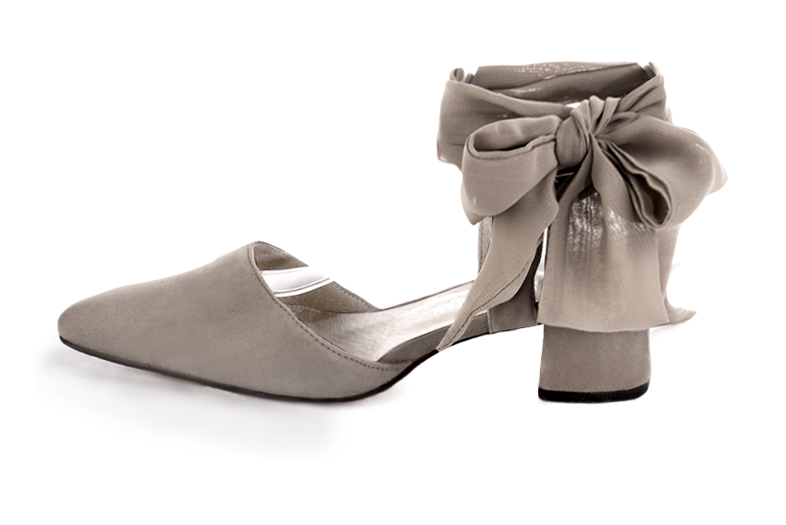 Chaussures habillées, élégantes et raffinées, ouvertes à l'arrière avec un foulard autour de la cheville, coloris beige mastic. Bout effilé. Mi-haut. Talon évasé. Cérémonie, soirée, cocktail, évènementiel. Personnalisation : Choix des cuirs, 
                des couleurs et des talons. Petites et grandes pointures. - Florence KOOIJMAN
