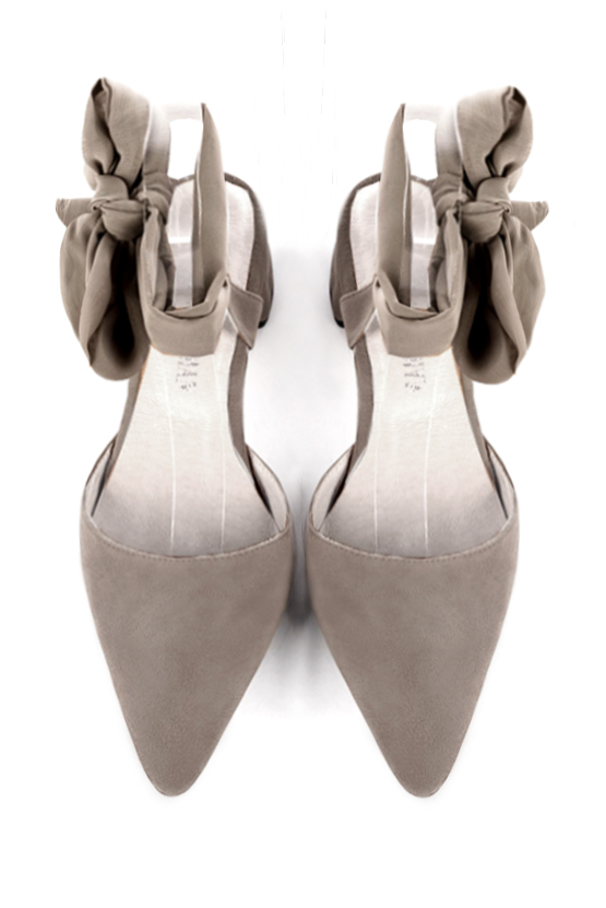 Chaussure femme à brides : Chaussure arrière ouvert avec un foulard autour de la cheville couleur beige mastic. Bout effilé. Petit talon évasé. Vue du dessus - Florence KOOIJMAN