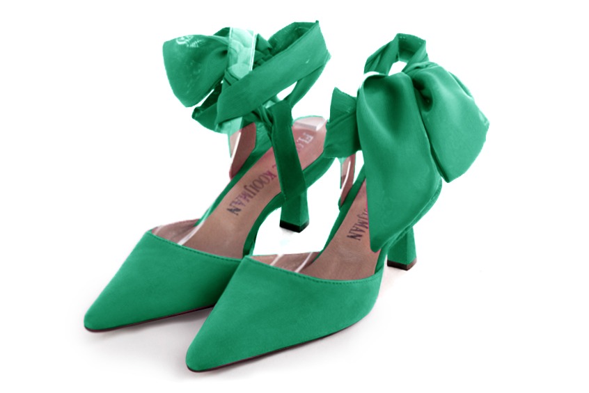 Chaussures habillées, élégantes et raffinées, ouvertes à l'arrière avec un foulard autour de la cheville, coloris vert émeraude. Bout effilé. Mi-haut à haut. Talon bobine. Cérémonie, soirée, cocktail, évènementiel. Personnalisation : Choix des cuirs, 
                des couleurs et des talons. Petites et grandes pointures. - Florence KOOIJMAN