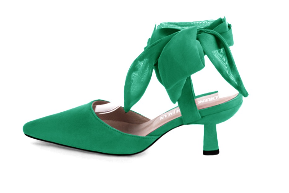 Chaussures habillées, élégantes et raffinées, ouvertes à l'arrière avec un foulard autour de la cheville, coloris vert émeraude. Bout effilé. Mi-haut à haut. Talon bobine. Cérémonie, soirée, cocktail, évènementiel. Personnalisation : Choix des cuirs, 
                des couleurs et des talons. Petites et grandes pointures. - Florence KOOIJMAN