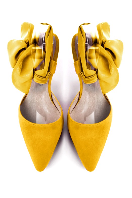 Chaussure femme à brides : Chaussure arrière ouvert avec un foulard autour de la cheville couleur jaune soleil. Bout effilé. Talon mi-haut bobine. Vue du dessus - Florence KOOIJMAN
