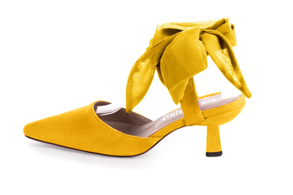 Chaussures habillées, élégantes et raffinées, ouvertes à l'arrière avec un foulard autour de la cheville, coloris jaune soleil. Bout effilé. Très haut. Talon fin. Cérémonie, soirée, cocktail, évènementiel. Personnalisation : Choix des cuirs, 
                des couleurs et des talons. Petites et grandes pointures. - Florence KOOIJMAN