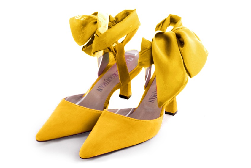 Chaussures habillées, élégantes et raffinées, ouvertes à l'arrière avec un foulard autour de la cheville, coloris jaune soleil. Bout effilé. Très haut. Talon fin. Cérémonie, soirée, cocktail, évènementiel. Personnalisation : Choix des cuirs, 
                des couleurs et des talons. Petites et grandes pointures. - Florence KOOIJMAN