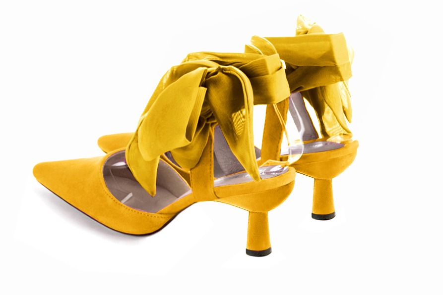 Chaussure femme à brides : Chaussure arrière ouvert avec un foulard autour de la cheville couleur jaune soleil. Bout effilé. Talon mi-haut bobine. Vue arrière - Florence KOOIJMAN