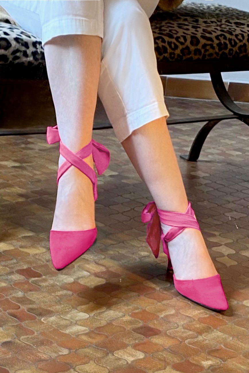 Chaussure femme à brides : Chaussure arrière ouvert avec un foulard autour de la cheville couleur rose fuchsia. Bout effilé. Talon mi-haut bobine. Vue porté - Florence KOOIJMAN