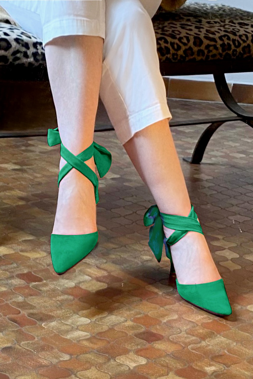 Chaussures habillées, élégantes et raffinées, ouvertes à l'arrière avec un foulard autour de la cheville, coloris vert émeraude. Bout effilé. Mi-haut à haut. Talon bobine. Cérémonie, soirée, cocktail, évènementiel. Personnalisation : Choix des cuirs, 
                des couleurs et des talons. Petites et grandes pointures. - Florence KOOIJMAN