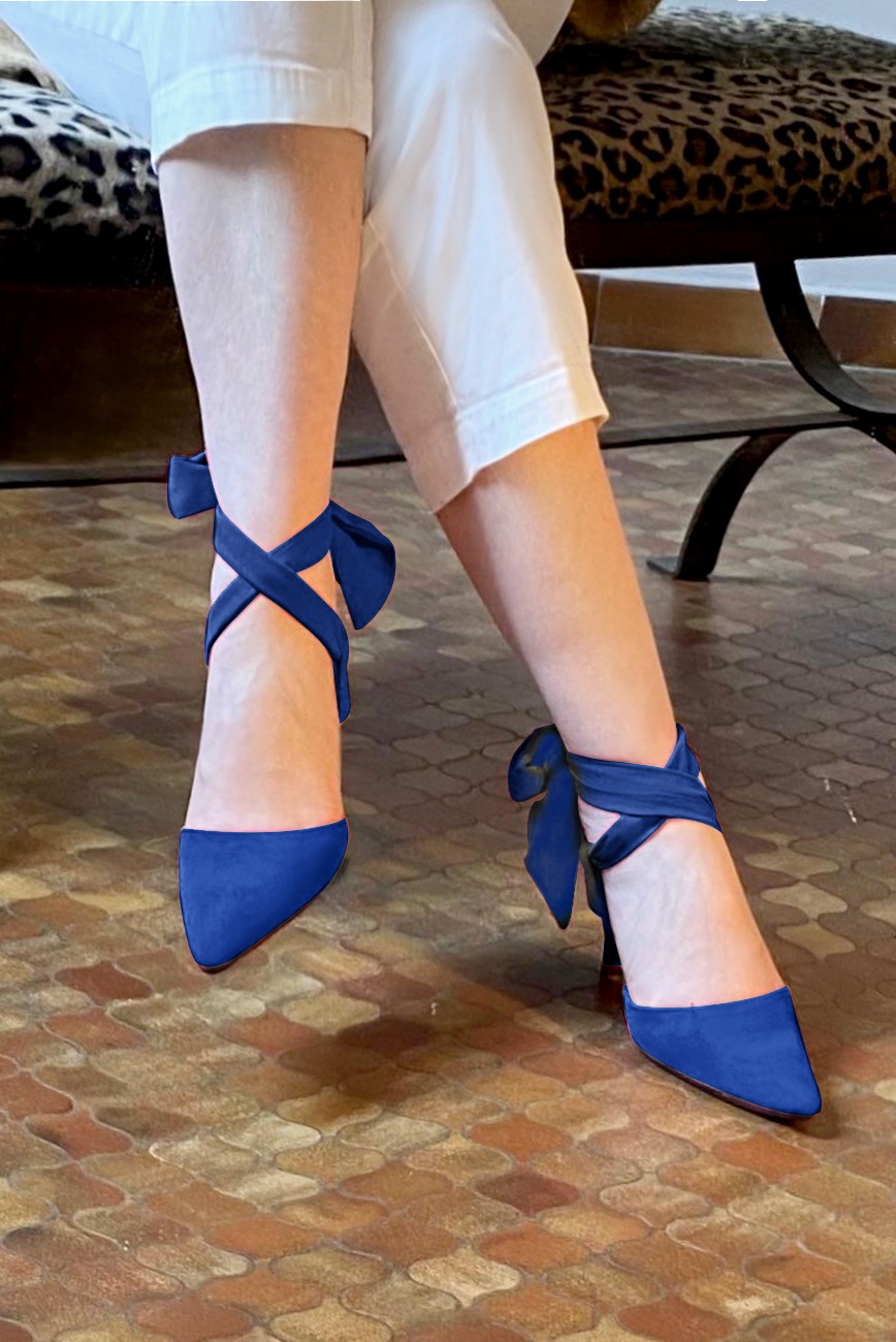 Chaussures habillées, élégantes et raffinées, ouvertes à l'arrière avec un foulard autour de la cheville, coloris bleu électrique. Bout effilé. Mi-haut à haut. Talon bobine. Cérémonie, soirée, cocktail, évènementiel. Personnalisation : Choix des cuirs, 
                des couleurs et des talons. Petites et grandes pointures. - Florence KOOIJMAN