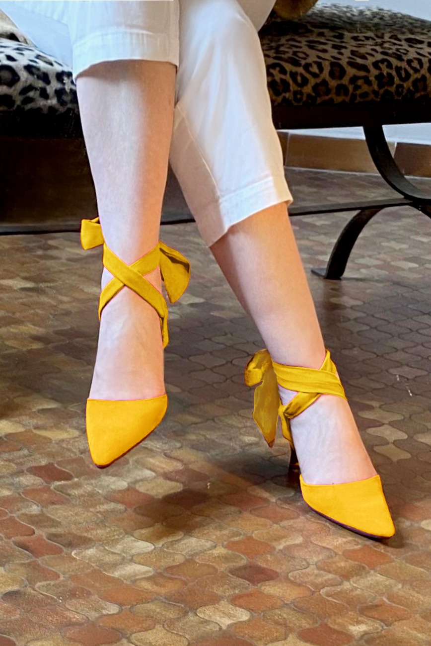 Chaussure femme à brides : Chaussure arrière ouvert avec un foulard autour de la cheville couleur jaune soleil. Bout effilé. Talon mi-haut bobine. Vue porté - Florence KOOIJMAN