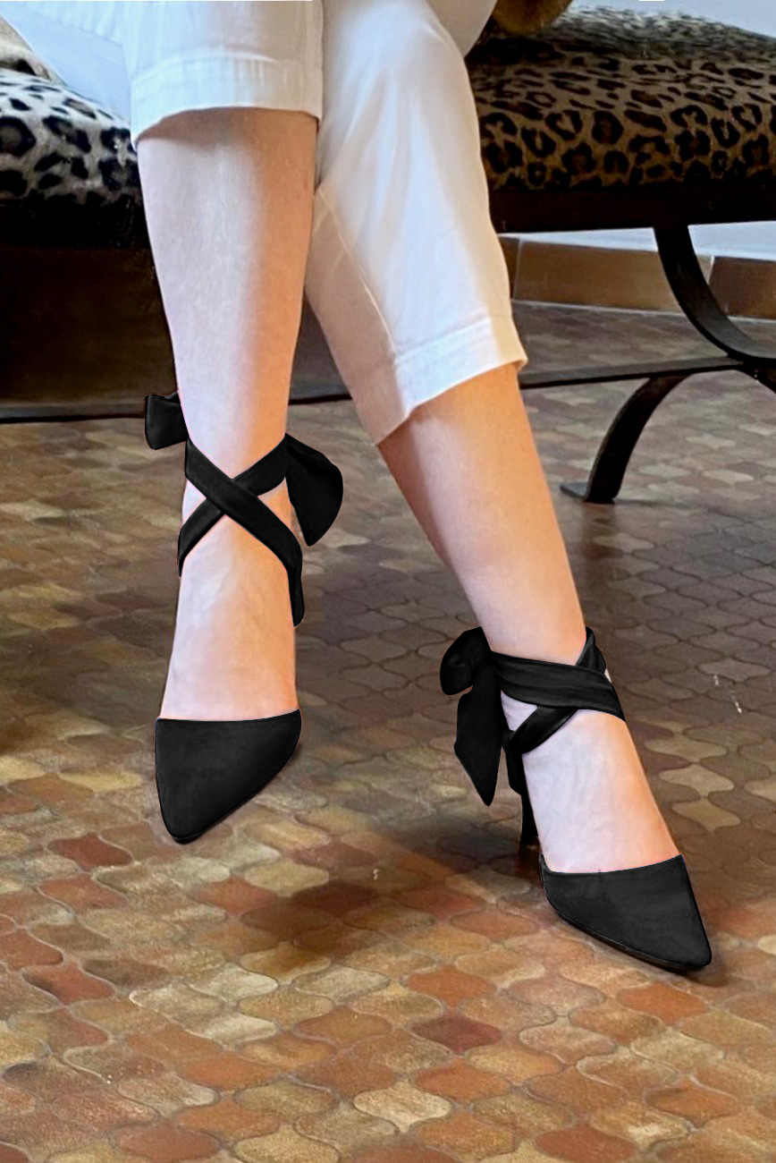 Chaussure femme à brides : Chaussure arrière ouvert avec un foulard autour de la cheville couleur noir mat. Bout effilé. Talon mi-haut virgule. Vue porté - Florence KOOIJMAN