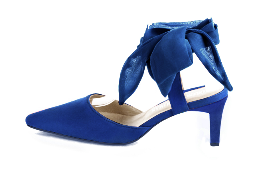 Chaussures habillées, élégantes et raffinées, ouvertes à l'arrière avec un foulard autour de la cheville, coloris bleu électrique. Bout effilé. Mi-haut à haut. Talon bobine. Cérémonie, soirée, cocktail, évènementiel. Personnalisation : Choix des cuirs, 
                des couleurs et des talons. Petites et grandes pointures. - Florence KOOIJMAN
