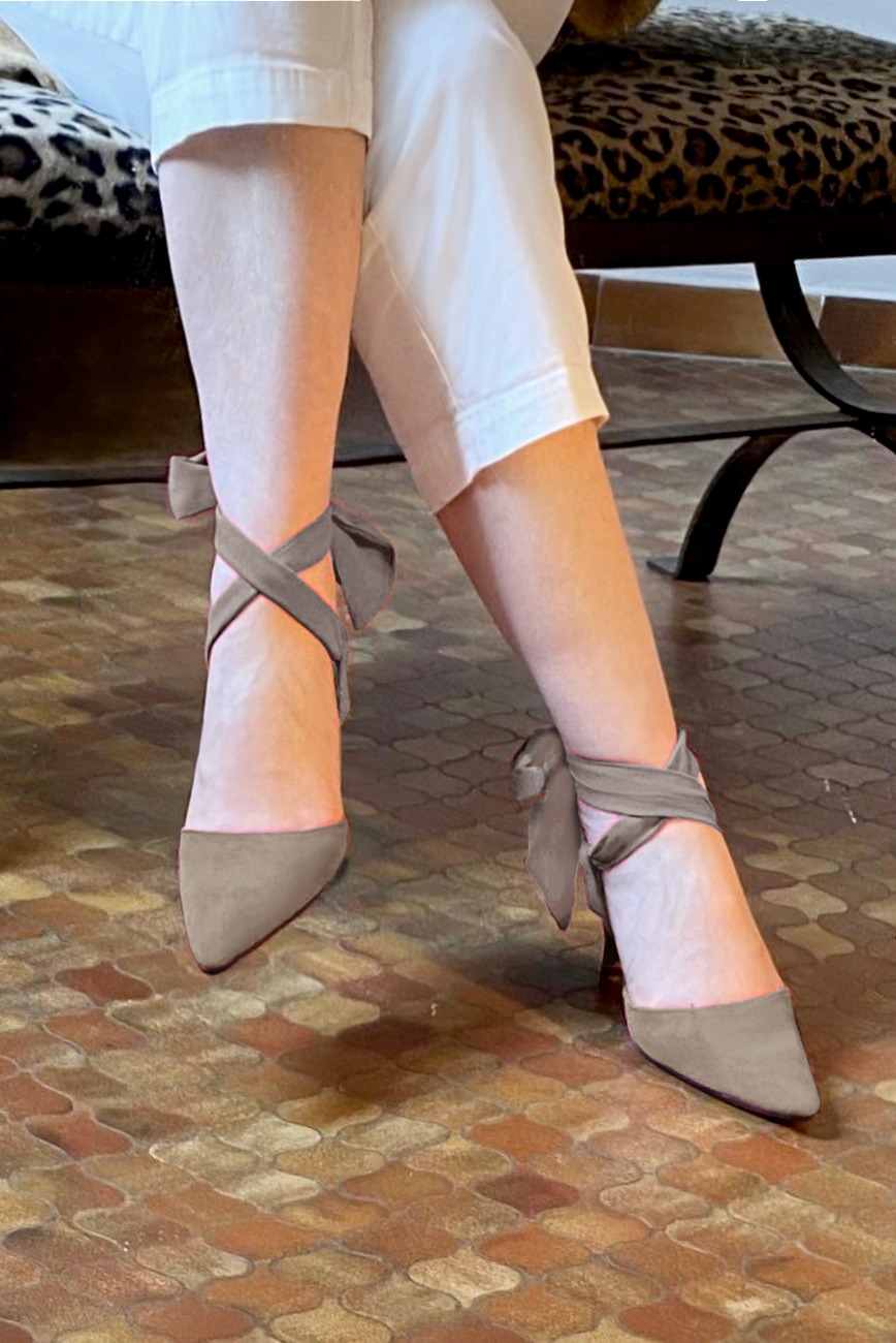 Chaussure femme à brides : Chaussure arrière ouvert avec un foulard autour de la cheville couleur beige mastic. Bout effilé. Petit talon évasé. Vue porté - Florence KOOIJMAN
