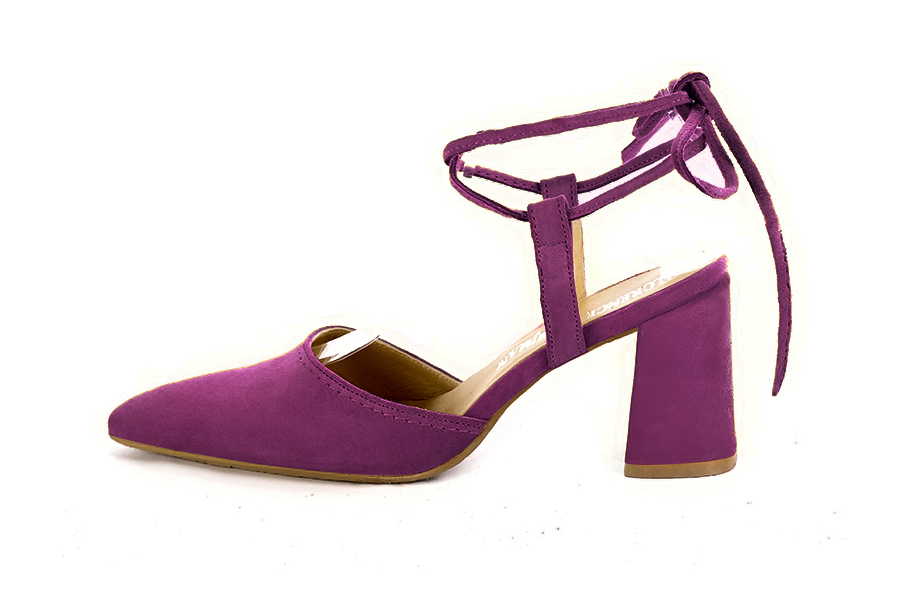 Chaussures habillées, élégantes et raffinées, ouvertes à l'arrière avec des brides croisées, coloris violet myrtille. Bout effilé. Haut. Talon évasé. Cérémonie, soirée, cocktail, évènementiel. Personnalisation : Choix des cuirs, 
                des couleurs et des talons. Petites et grandes pointures. - Florence KOOIJMAN