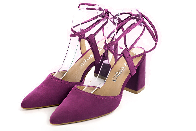 Chaussure femme à brides : Chaussure arrière ouvert avec des brides croisées couleur violet myrtille. Bout effilé. Talon haut évasé Vue avant - Florence KOOIJMAN