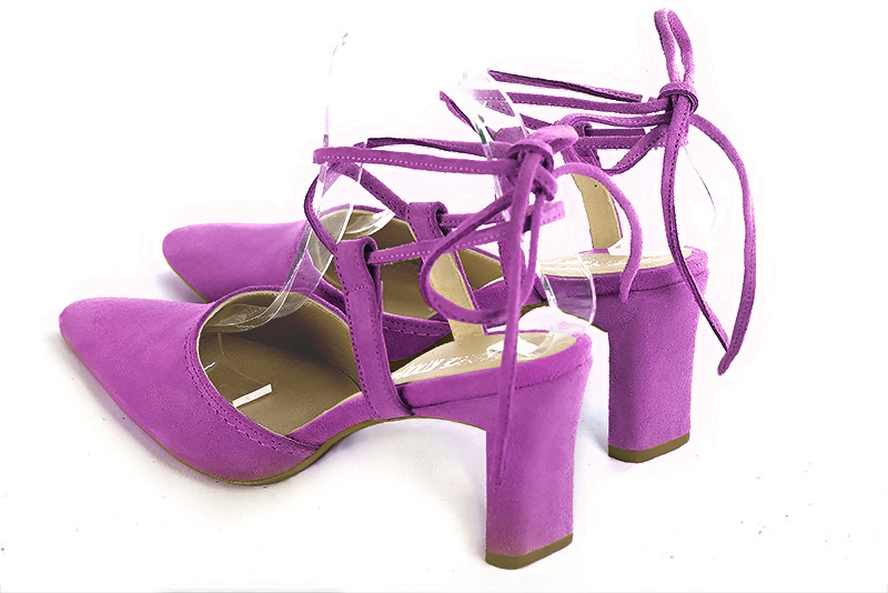 Chaussure femme à brides : Chaussure arrière ouvert avec des brides croisées couleur violet mauve. Bout effilé. Talon haut virgule. Vue arrière - Florence KOOIJMAN