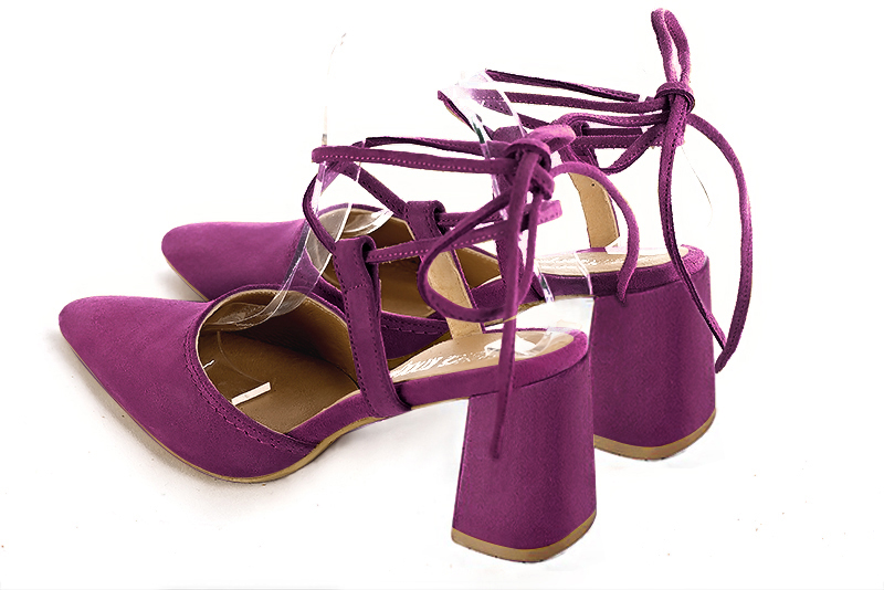 Chaussure femme à brides : Chaussure arrière ouvert avec des brides croisées couleur violet myrtille. Bout effilé. Talon haut évasé. Vue arrière - Florence KOOIJMAN