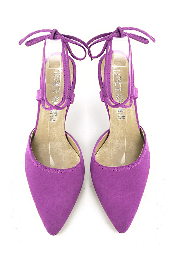 Chaussure femme à brides : Chaussure arrière ouvert avec des brides croisées couleur violet mauve. Bout effilé. Talon haut virgule. Vue du dessus - Florence KOOIJMAN