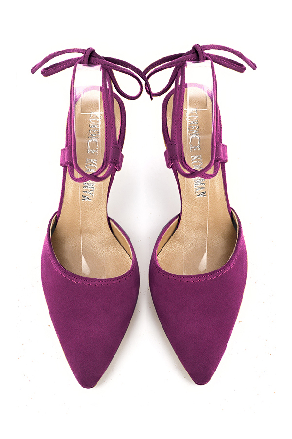 Chaussure femme à brides : Chaussure arrière ouvert avec des brides croisées couleur violet myrtille. Bout effilé. Talon haut évasé. Vue du dessus - Florence KOOIJMAN