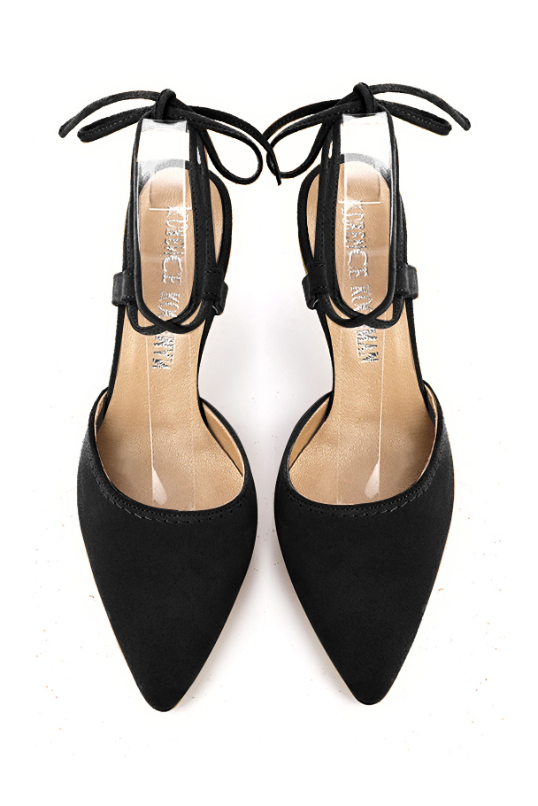 Chaussure femme à brides : Chaussure arrière ouvert avec des brides croisées couleur noir mat. Bout effilé. Talon haut virgule. Vue du dessus - Florence KOOIJMAN