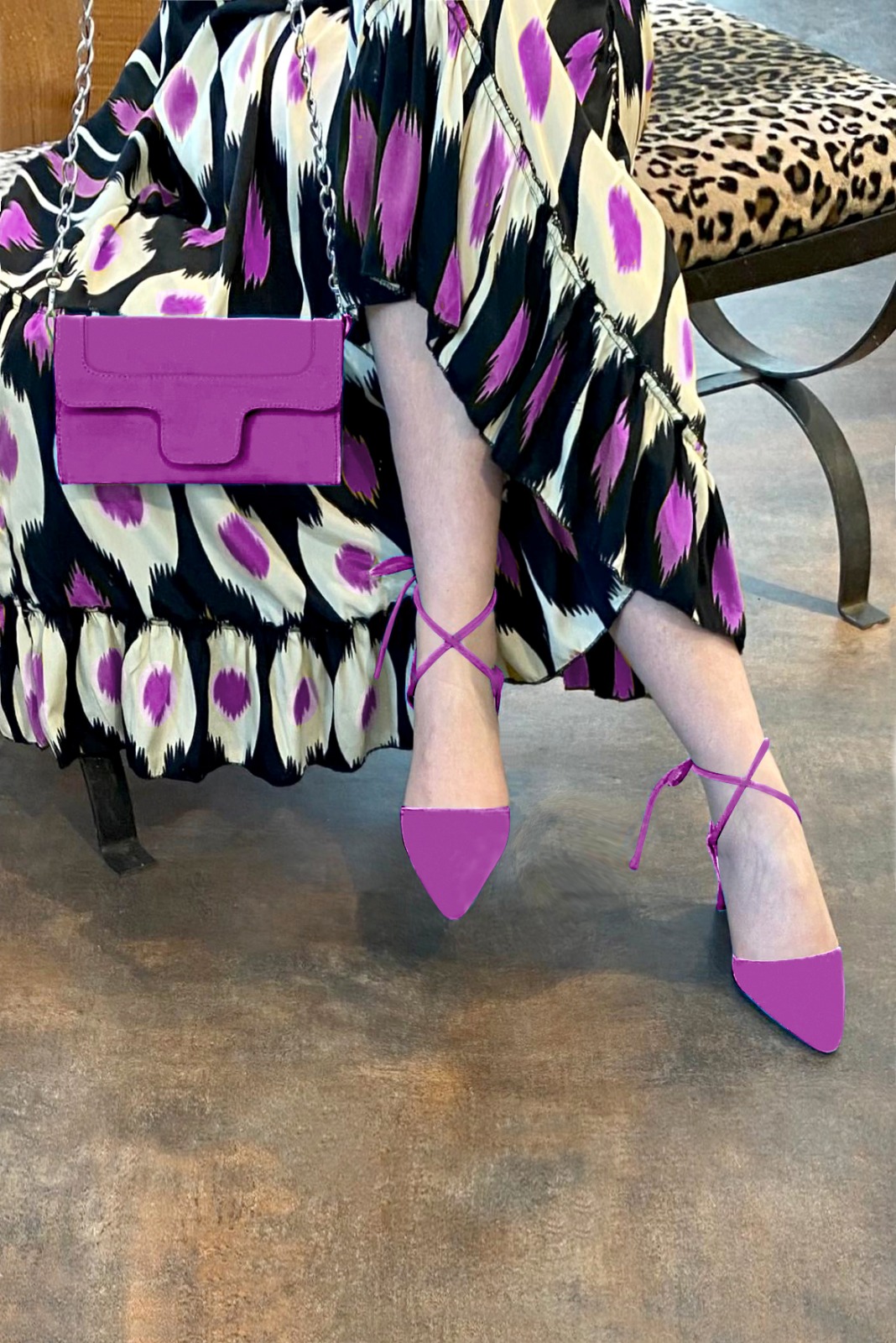 Chaussure femme à brides : Chaussure arrière ouvert avec des brides croisées couleur violet mauve. Bout effilé. Talon haut virgule. Vue porté - Florence KOOIJMAN