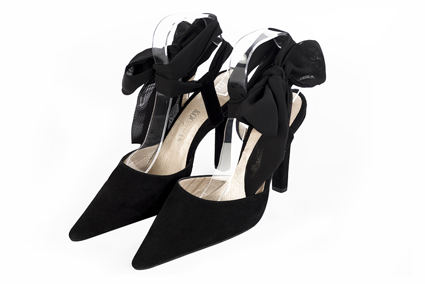 Chaussure femme à brides : Chaussure arrière ouvert avec un foulard autour de la cheville couleur noir mat. Bout pointu. Talon très haut fin Vue avant - Florence KOOIJMAN
