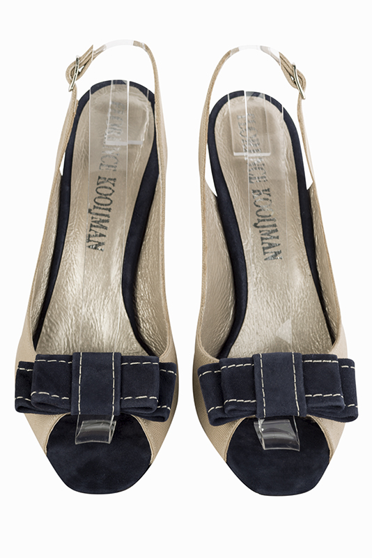 Sandale femme : Sandale soirées et cérémonies couleur beige sahara et bleu marine. Bout carré. Talon mi-haut virgule. Vue du dessus - Florence KOOIJMAN