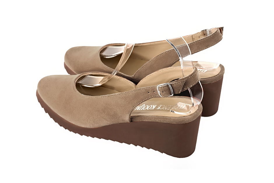 Escarpins bride arrière beige sahara. Bout rond. Semelle en gomme - Vue arrière