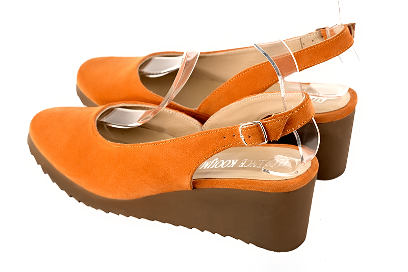 Chaussure femme à brides :  couleur orange abricot. Bout rond. Semelle gomme petit talon. Vue arrière - Florence KOOIJMAN