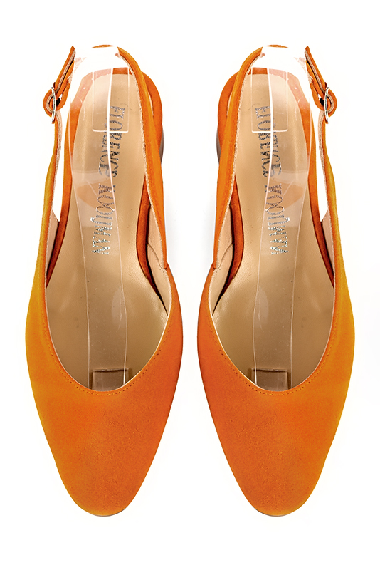 Chaussure femme à brides :  couleur orange abricot. Bout rond. Semelle gomme petit talon. Vue du dessus - Florence KOOIJMAN