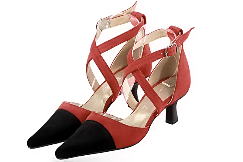 Chaussure femme à brides : Chaussure côtés ouverts brides croisées couleur noir mat et rouge coquelicot. Bout pointu. Talon mi-haut bobine Vue avant - Florence KOOIJMAN