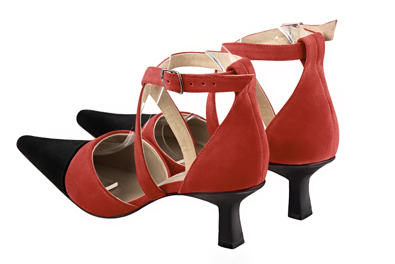 Chaussure femme à brides : Chaussure côtés ouverts brides croisées couleur noir mat et rouge coquelicot. Bout pointu. Talon mi-haut bobine. Vue arrière - Florence KOOIJMAN